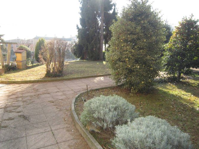 NEMBRO-LONNO VILLA SINGOLA CON GIARDINO PRIVATO Nembro