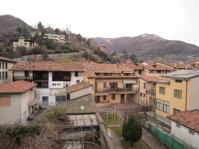 NEMBRO VILLA CON 400 MQ DI GIARDINO Nembro