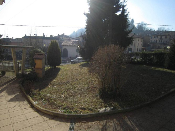 NEMBRO-LONNO VILLA SINGOLA CON GIARDINO PRIVATO Nembro