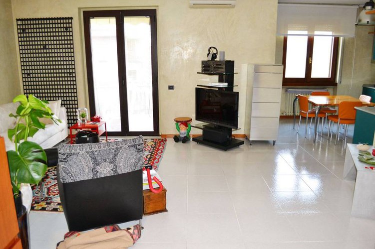 QUADRILOCALE RISTRUTTURATO CON CANTINA E BOX DOPPIO Trescore Balneario
