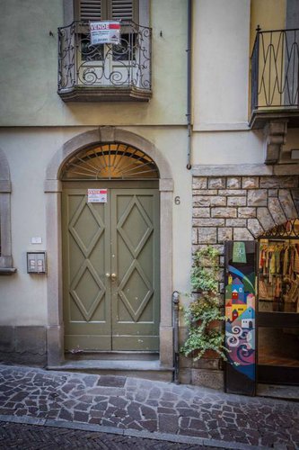 Ampio appartamento duplex sito a piano ultimo con loggia. Bergamo