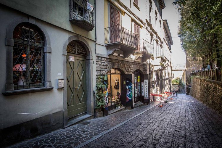 Ampio appartamento duplex sito a piano ultimo con loggia. Bergamo