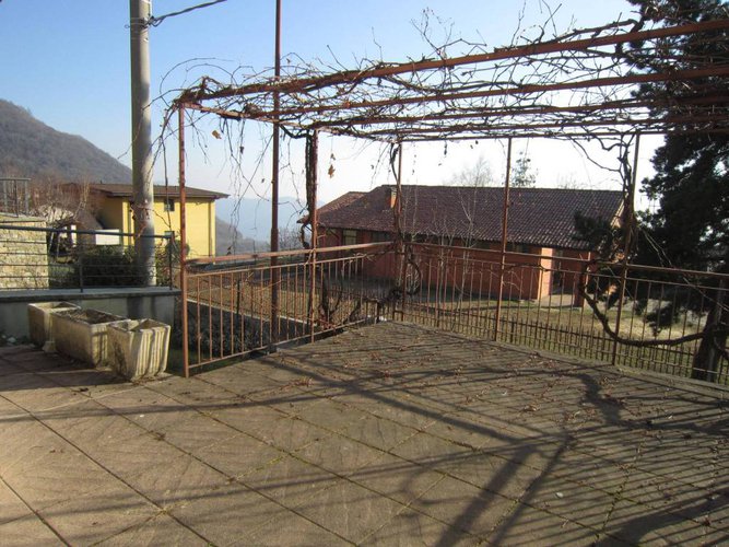 NEMBRO-LONNO VILLA SINGOLA CON GIARDINO PRIVATO Nembro