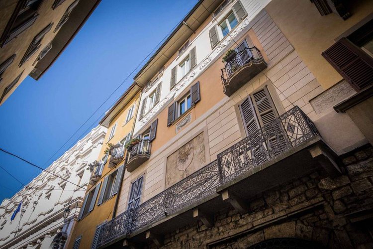 Ampio appartamento duplex sito a piano ultimo con loggia. Bergamo