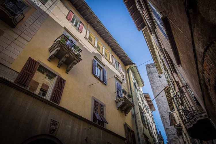 Ampio appartamento duplex sito a piano ultimo con loggia. Bergamo