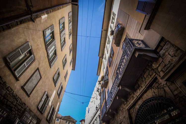 Ampio appartamento duplex sito a piano ultimo con loggia. Bergamo