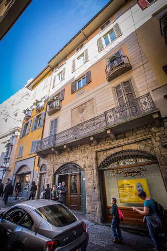 Ampio appartamento duplex sito a piano ultimo con loggia. Bergamo