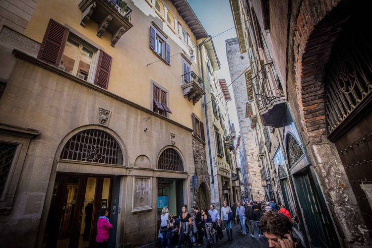 Ampio appartamento duplex sito a piano ultimo con loggia. Bergamo