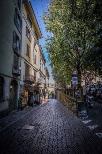 Ampio appartamento duplex sito a piano ultimo con loggia.