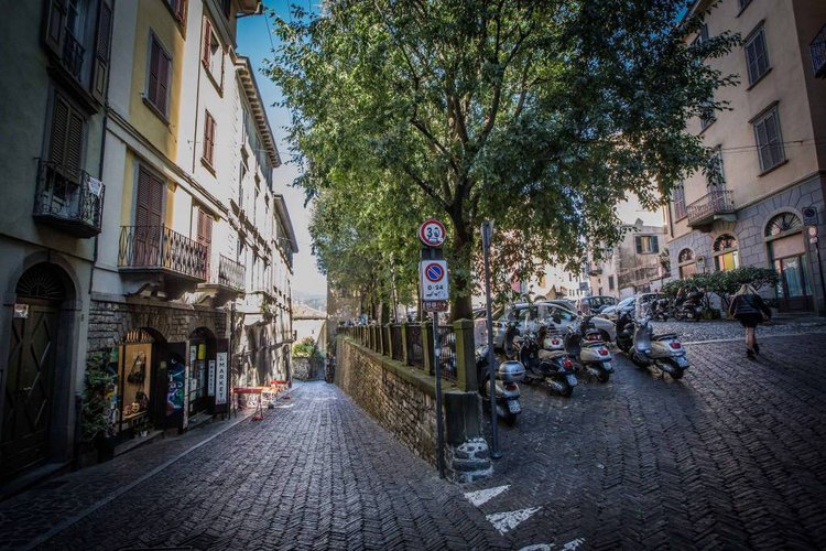 Ampio appartamento duplex sito a piano ultimo con loggia. Bergamo