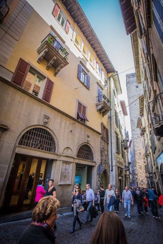 Ampio appartamento duplex sito a piano ultimo con loggia. Bergamo