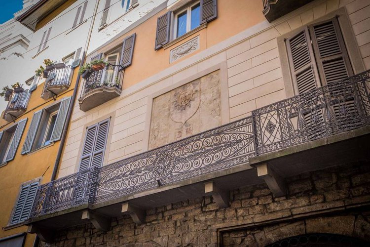 Ampio appartamento duplex sito a piano ultimo con loggia. Bergamo