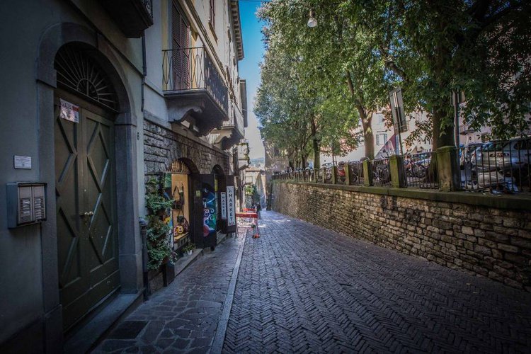 Ampio appartamento duplex sito a piano ultimo con loggia. Bergamo