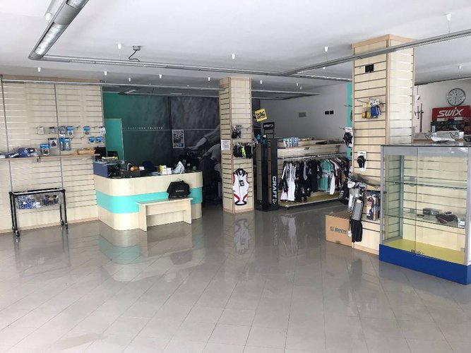 NEGOZIO +MAGAZZINO + AREA ESTERNA CON POSTI AUTO Bergamo