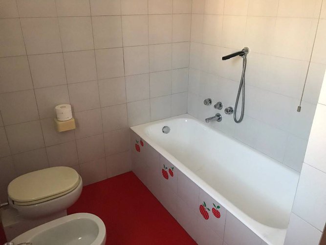 AMPIO MONOLOCALE CON BALCONE, BAGNO FINESTRATO Nembro