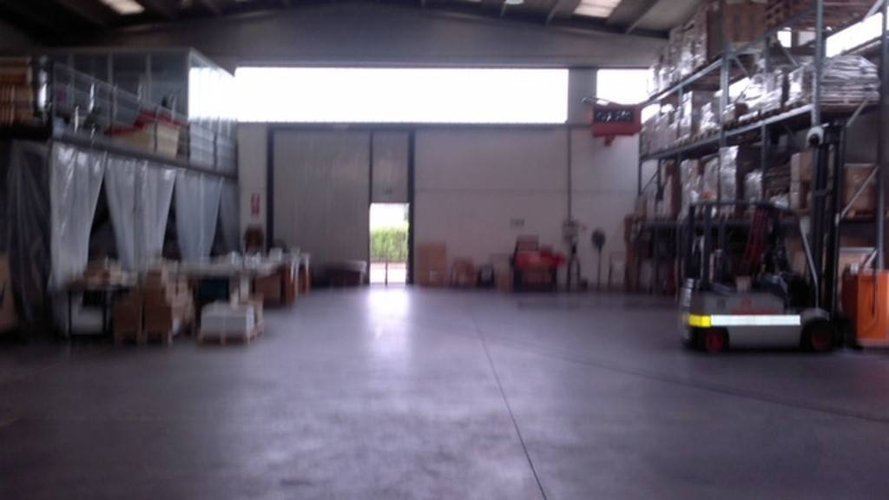 CAPANNONE CON SALONE ESPOSITIVO E 1500 MQ. DI CORTILE Mozzo