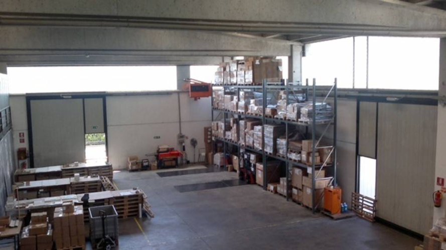 CAPANNONE CON SALONE ESPOSITIVO E 1500 MQ. DI CORTILE Mozzo