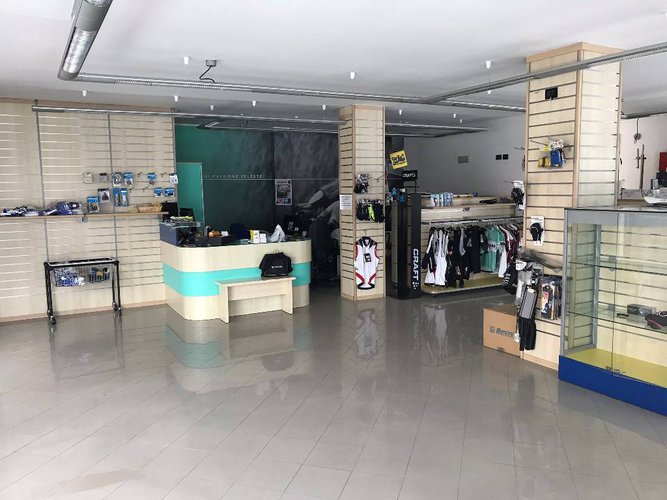 NEGOZIO +MAGAZZINO + AREA ESTERNA CON POSTI AUTO Bergamo