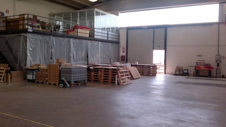 CAPANNONE CON SALONE ESPOSITIVO E 1500 MQ. DI CORTILE