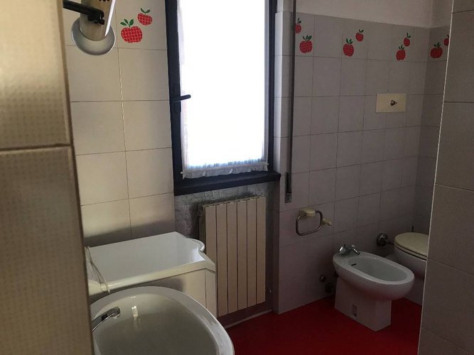 AMPIO MONOLOCALE CON BALCONE, BAGNO FINESTRATO Nembro