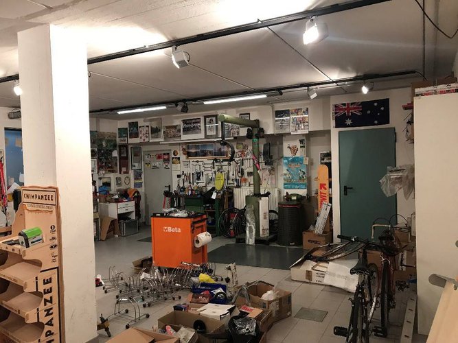 NEGOZIO +MAGAZZINO + AREA ESTERNA CON POSTI AUTO Bergamo