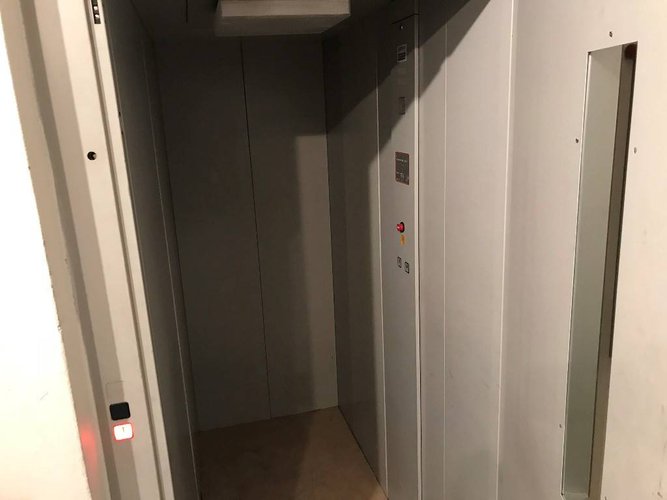 NEGOZIO +MAGAZZINO + AREA ESTERNA CON POSTI AUTO Bergamo