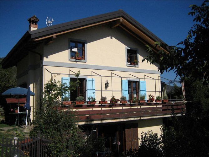 VILLA SINGOLA con 900 mq. di giardino