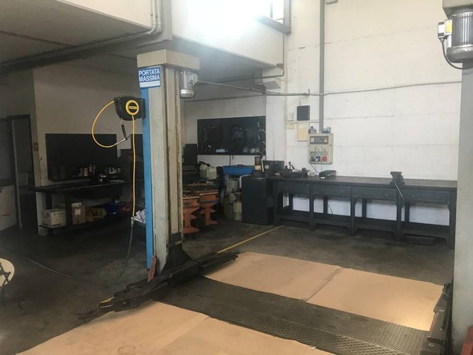 CAPANNONE CON SALONE ESPOSITIVO E 1500 MQ. DI CORTILE Mozzo