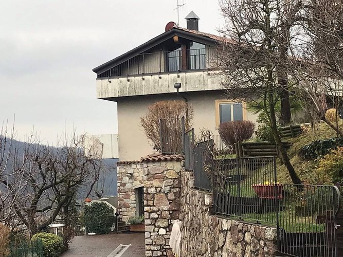 PRESTIGIOSA VILLA SINGOLA CON 3 APPARTAMENTI Nembro