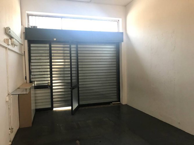 NEGOZIO FRONTE STRADA