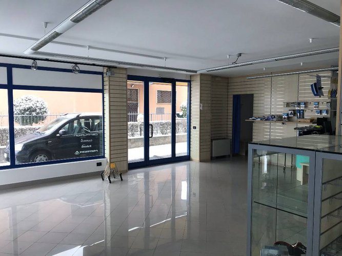 NEGOZIO +MAGAZZINO + AREA ESTERNA CON POSTI AUTO Bergamo
