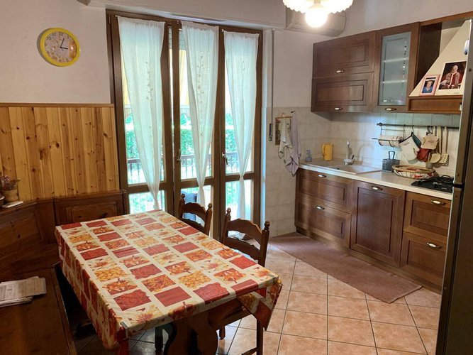 AMPIO QUADRILOCALE CON MAGAZZINO SOTTOSTANTE