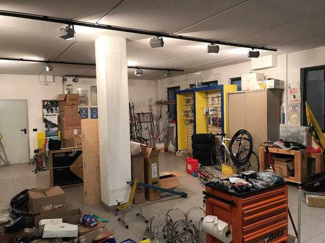 NEGOZIO +MAGAZZINO + AREA ESTERNA CON POSTI AUTO Bergamo