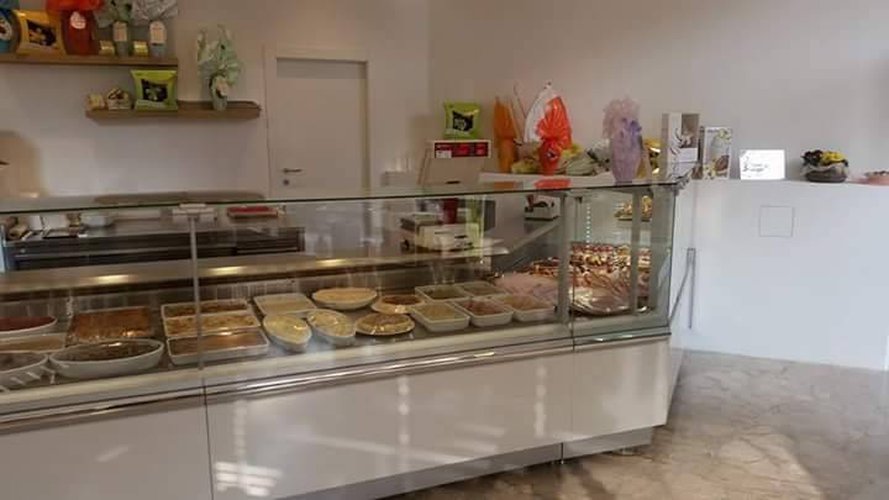 Negozio di Gastronomia (rivendita) in posizione centrale. Bergamo