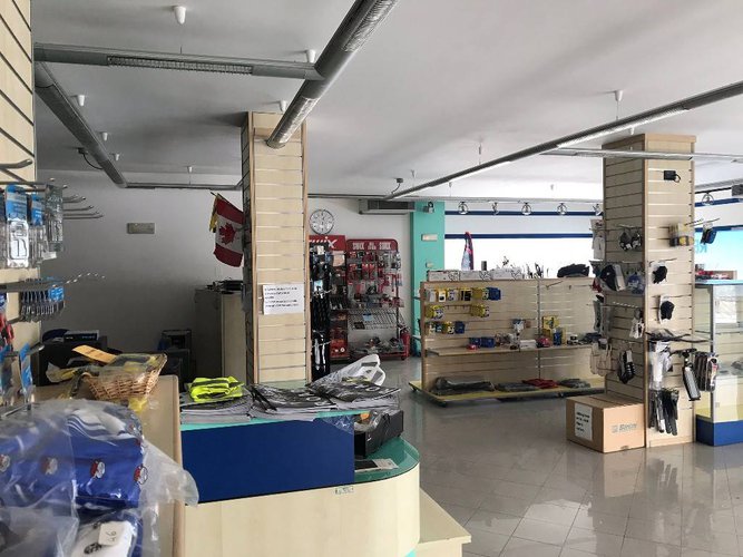 NEGOZIO +MAGAZZINO + AREA ESTERNA CON POSTI AUTO Bergamo