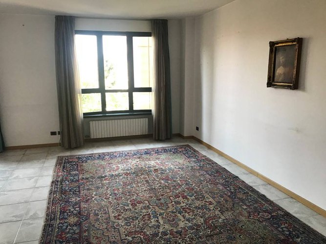 AMPIO QUADRILOCALE A DUE PASSI DA P.ZA PONTIDA