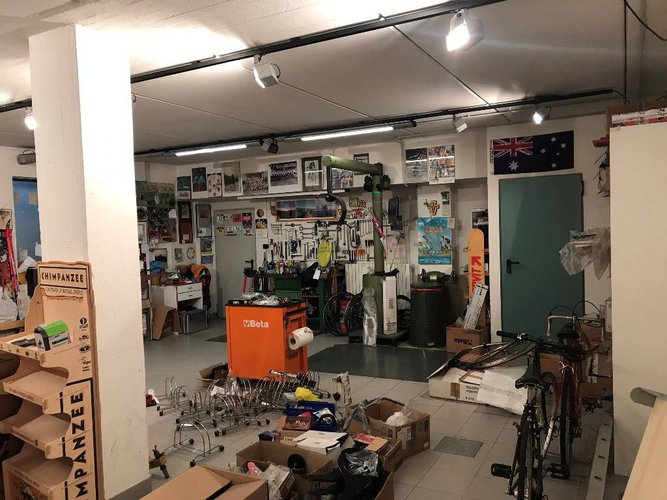 NEGOZIO +MAGAZZINO + AREA ESTERNA CON POSTI AUTO Bergamo