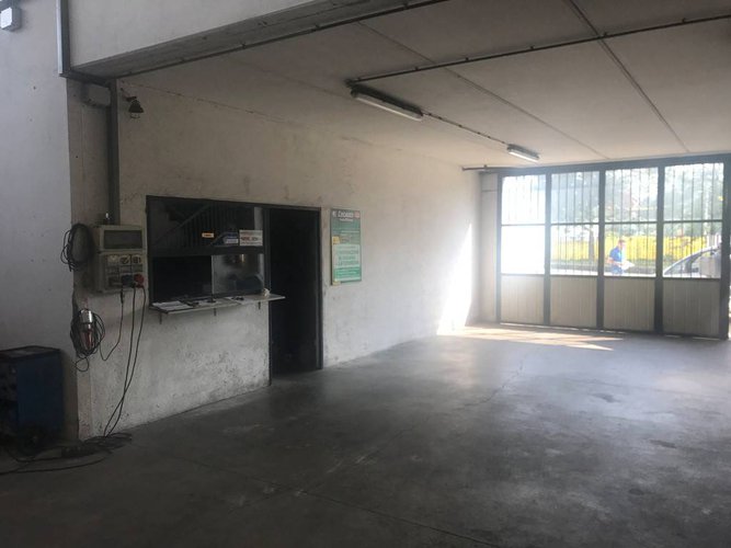 CAPANNONE CON SALONE ESPOSITIVO E 1500 MQ. DI CORTILE Mozzo