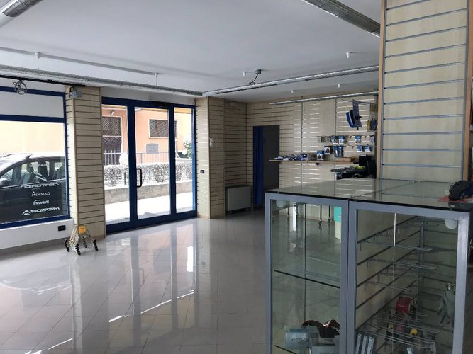 NEGOZIO +MAGAZZINO + AREA ESTERNA CON POSTI AUTO Bergamo