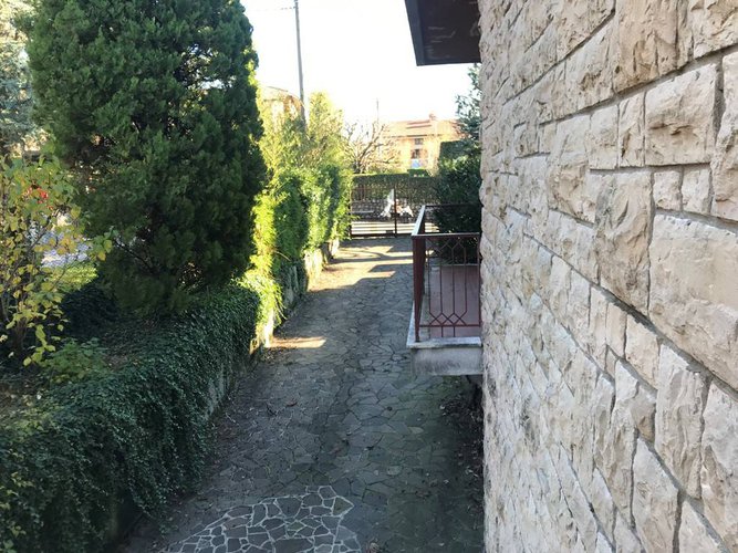 VILLA SINGOLA CON 1000 mq. DI GIARDINO Bergamo