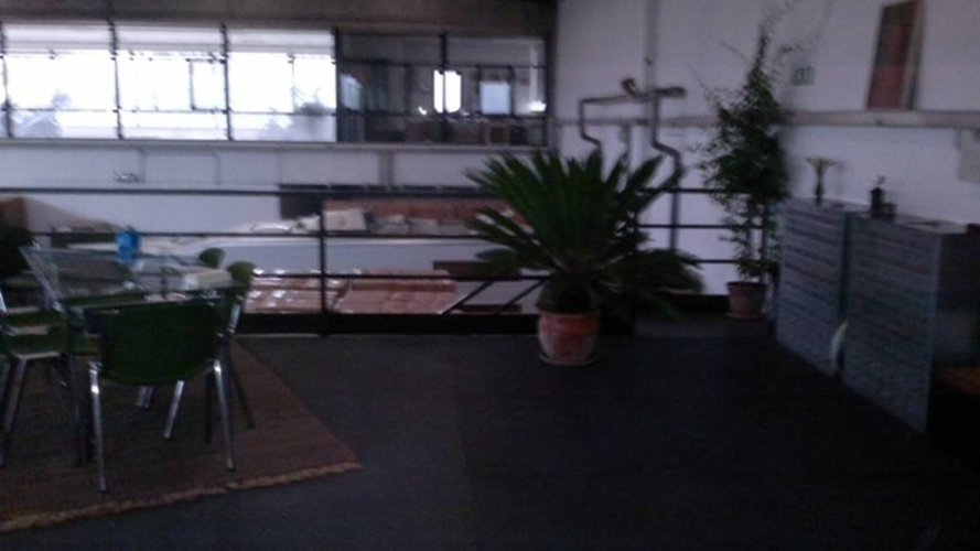 CAPANNONE CON SALONE ESPOSITIVO E 1500 MQ. DI CORTILE Mozzo