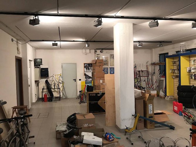 NEGOZIO +MAGAZZINO + AREA ESTERNA CON POSTI AUTO Bergamo