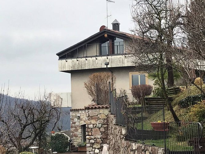 PRESTIGIOSA VILLA SINGOLA CON 3 APPARTAMENTI Nembro