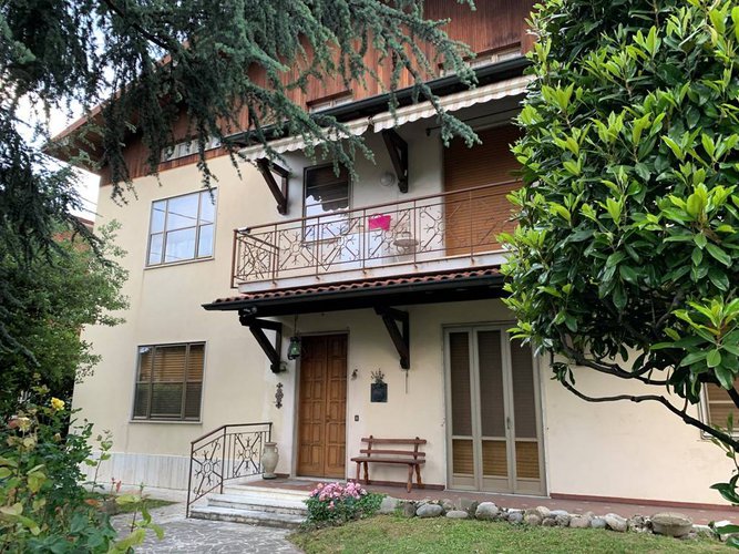 VILLA SINGOLA CON DUE APPARTAMENTI Capriate San Gervasio