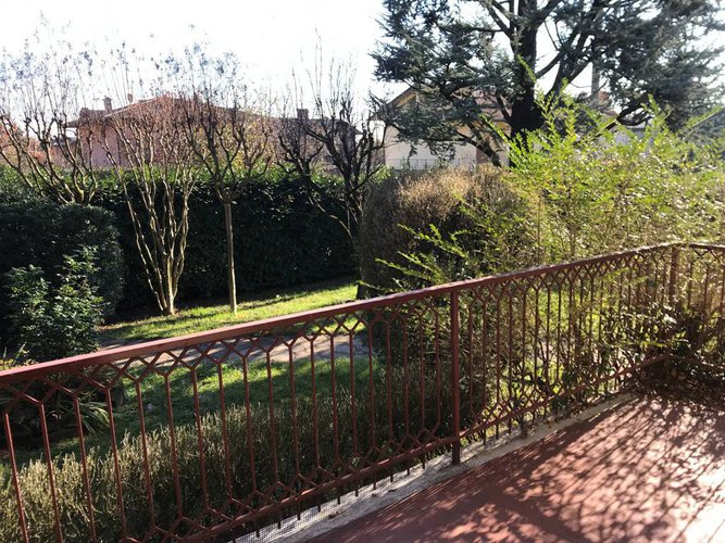 VILLA SINGOLA CON 1000 mq. DI GIARDINO Bergamo
