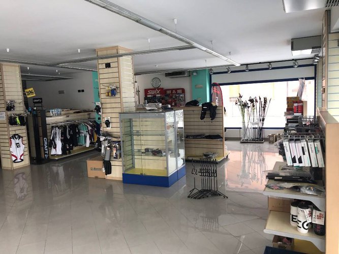 NEGOZIO +MAGAZZINO + AREA ESTERNA CON POSTI AUTO