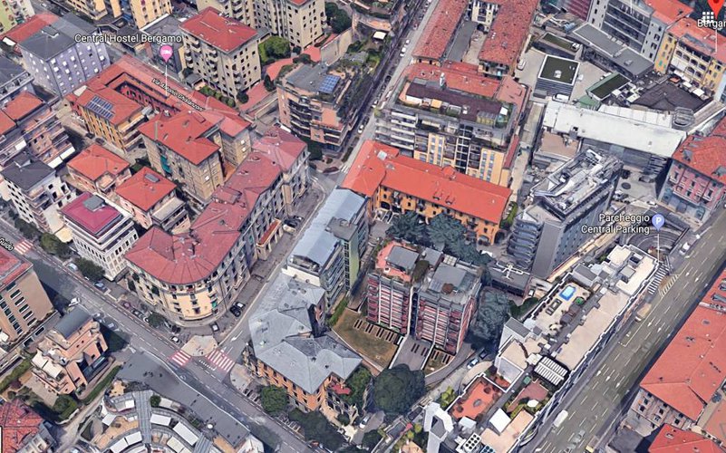 Negozio con due ampie vetrine fronte strada in zona centrale