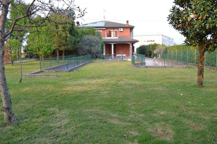 VILLA BIFAMIGLIARE INDIPENDENTE CON 600 MQ DI GIARDINO Cavernago