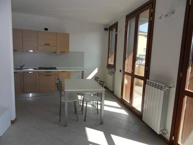 TRILOCALE NUOVO ARREDATO CON BOX DOPPIO E CANTINA Bagnatica