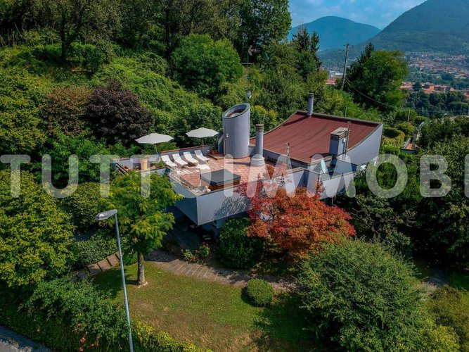 PRESTIGIOSA VILLA SINGOLA A NEMBRO Nembro